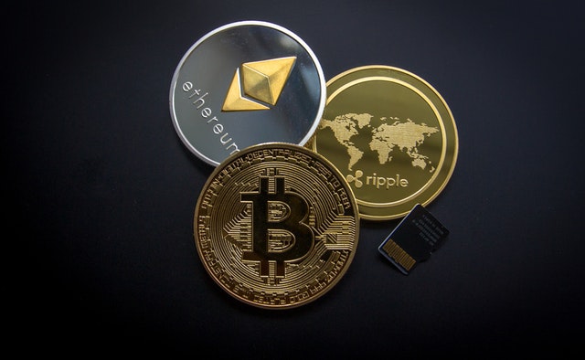 Bitcoin, Ethereum, Ripple as golden coins.