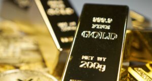 Image depicting gold bars and crypto tokens, symbolizing stability of gold-backed tokens during the Crypto Market Crash
