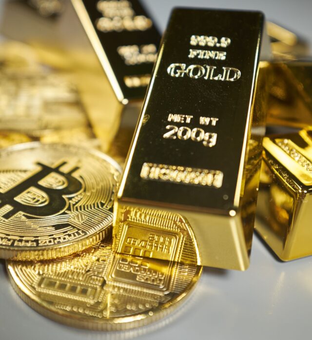 Image depicting gold bars and crypto tokens, symbolizing stability of gold-backed tokens during the Crypto Market Crash